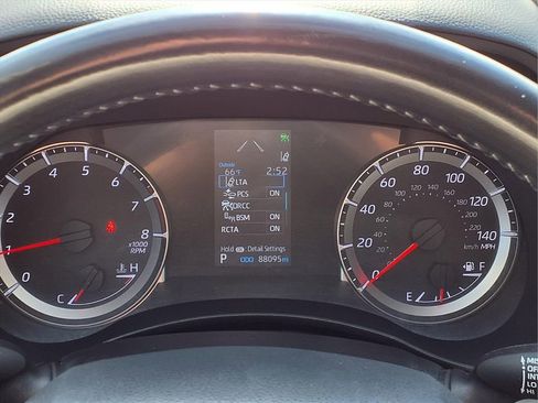 Used 2022 Toyota Highlander LE image 28