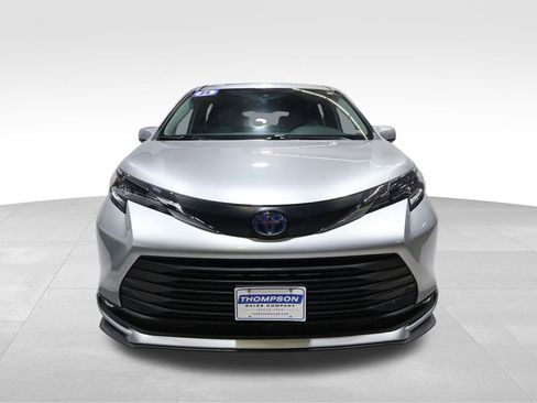 Used 2025 Toyota Sienna XLE image 7