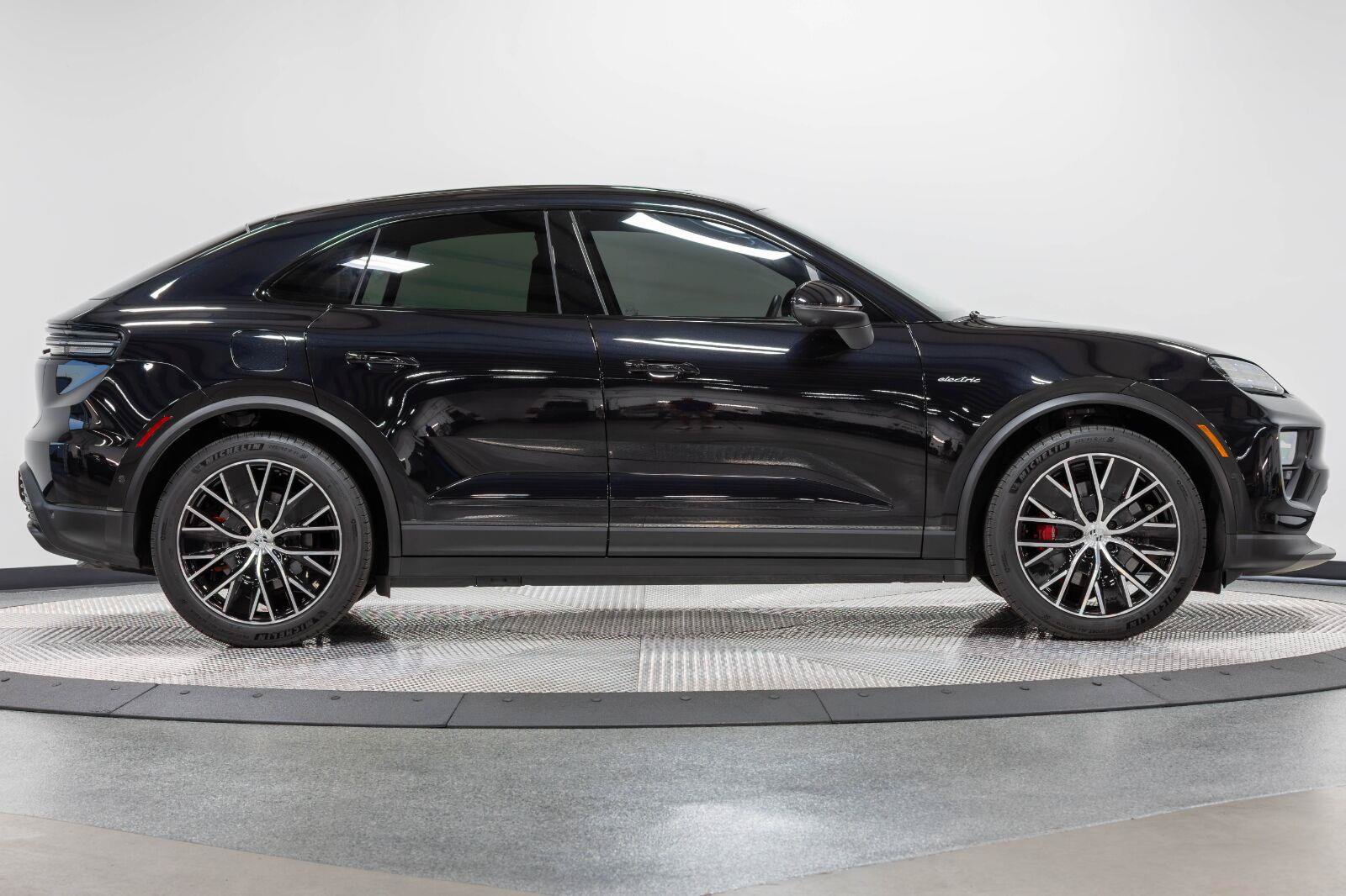 Used 2025 Porsche Macan 4S Electric AWD/4WD image 21