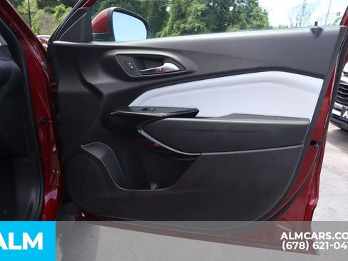 Used 2025 Chevrolet Trax LT w/ LT Convenience Package FWD image 29
