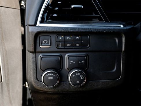 Used 2025 Chevrolet Suburban LS image 25