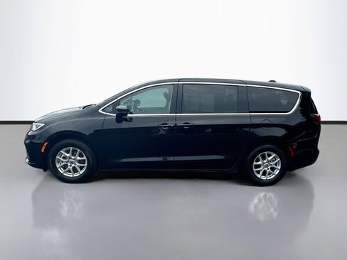 Used 2024 Chrysler Pacifica Touring-L FWD image 4