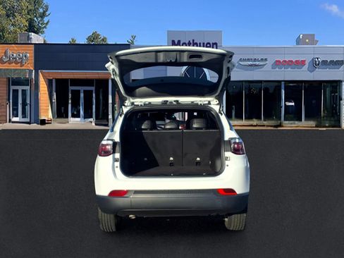 Used 2024 Jeep Compass Latitude AWD/4WD image 9