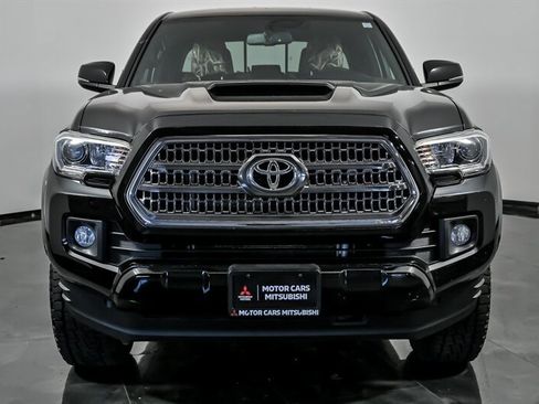 Used 2017 Toyota Tacoma TRD Sport w/ Tow Package (A/T) AWD/4WD image 4