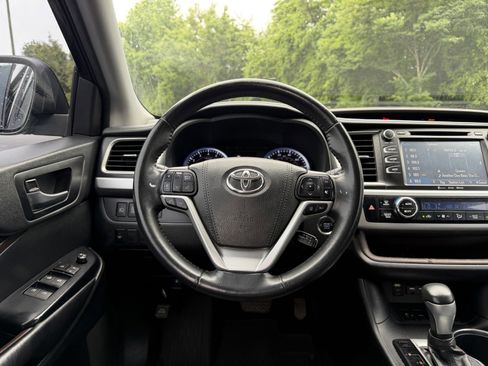 Used 2019 Toyota Highlander XLE AWD/4WD image 27