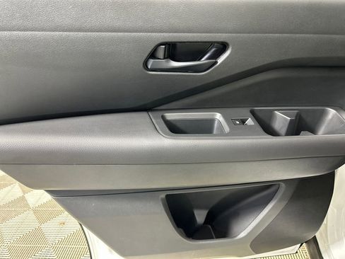 Used 2025 Nissan Pathfinder SV image 16