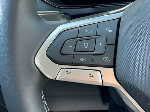 Used 2024 Volkswagen Taos SE image 29