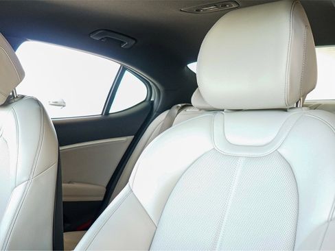 Used 2023 Genesis G70 2.0T image 11