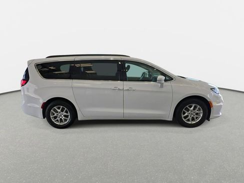 Used 2022 Chrysler Pacifica Touring-L w/ Uconnect Theater Family Group image 4