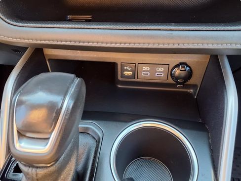 Used 2022 Toyota Highlander XLE FWD image 11