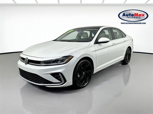 Used 2025 Volkswagen Jetta SE image 5