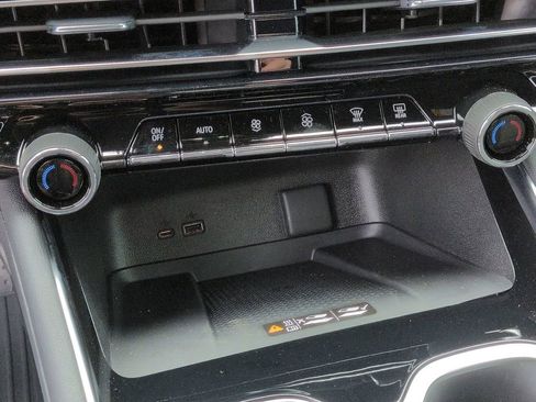 New 2026 Chevrolet Traverse LT w/ Sun and Wheel Package FWD image 18