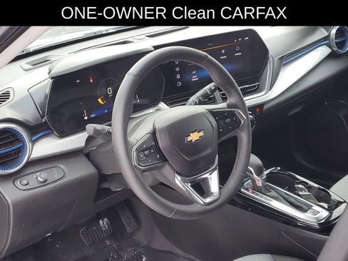 Used 2025 Chevrolet Trax LT w/ LT Convenience Package image 6