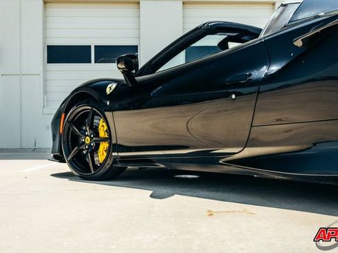 Used 2022 Ferrari F8 Tributo image 31