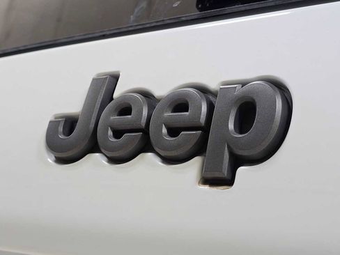 Used 2020 Jeep Cherokee Trailhawk w/ Comfort/Convenience Group image 17