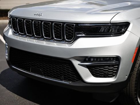 Used 2025 Jeep Grand Cherokee Limited w/ Luxury Tech Group II image 10