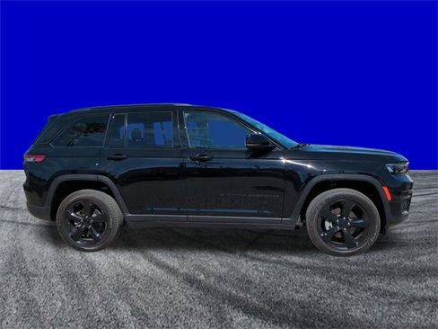 Used 2024 Jeep Grand Cherokee Altitude image 3
