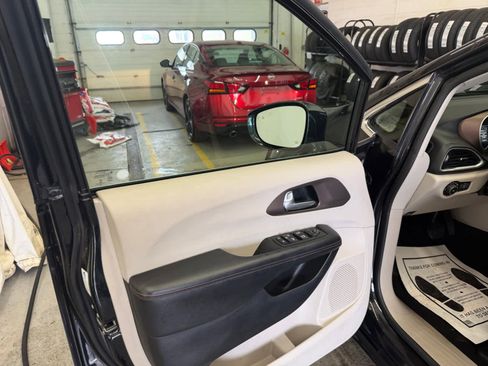 Used 2017 Chrysler Pacifica Touring-L image 8