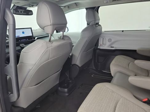 Used 2025 Toyota Sienna XLE FWD image 9