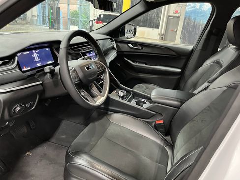 Certified 2025 Jeep Grand Cherokee Altitude image 9