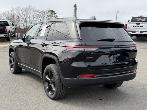 Used 2024 Jeep Grand Cherokee Altitude image 7