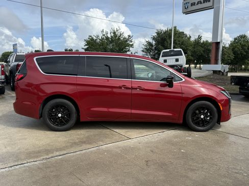 New 2027 Chrysler Pacifica Select FWD image 3