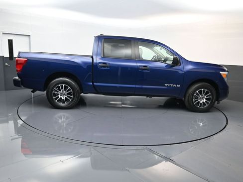 Used 2023 Nissan Titan SV RWD image 2