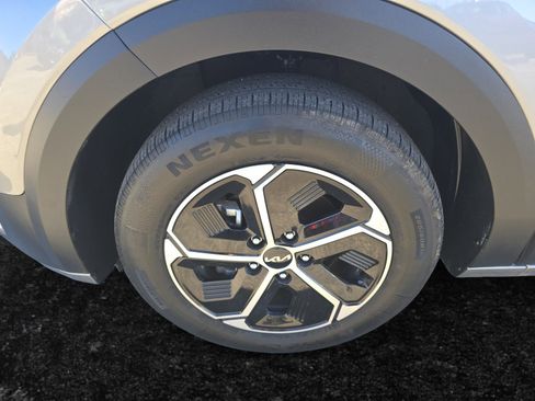 Used 2023 Kia Niro EX image 27