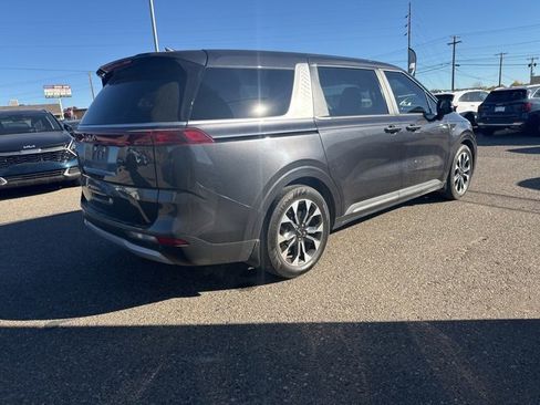 Used 2023 Kia Carnival EX image 10