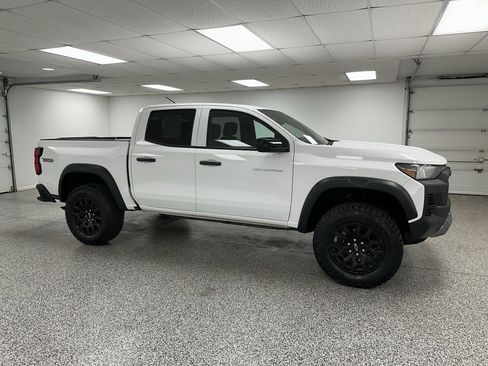 Used 2024 Chevrolet Colorado Trail Boss w/ Technology Package AWD/4WD image 2