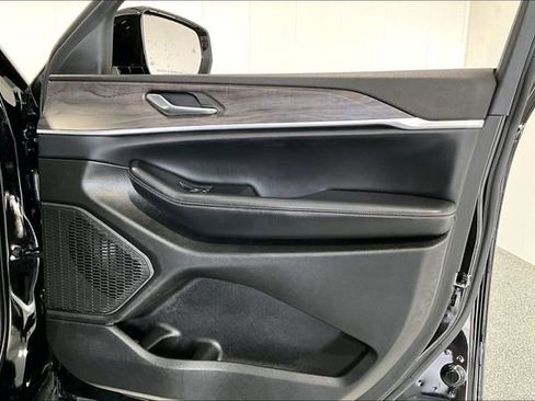 Used 2024 Jeep Grand Cherokee Limited w/ Luxury Tech Group II image 30