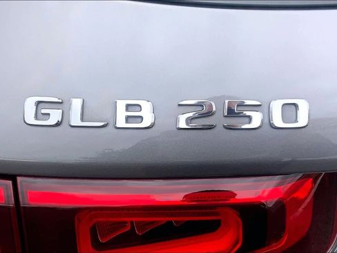 Used 2023 Mercedes-Benz GLB 250 4MATIC image 10