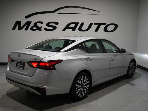 Used 2024 Nissan Altima 2.5 SV image 14