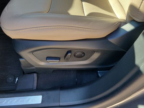 Used 2024 Ford Explorer Limited w/ Limited Technology Package RWD image 10