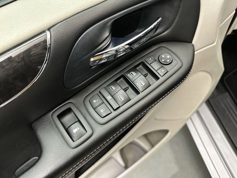 Used 2014 Chrysler Town & Country Touring FWD image 18