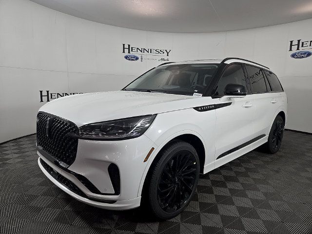 Used 2026 Lincoln Aviator Reserve AWD/4WD image 2