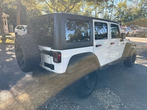 Used 2015 Jeep Wrangler Unlimited Rubicon w/ Connectivity Group image 6