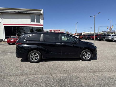 Used 2022 Toyota Sienna XLE Woodland Edition image 8