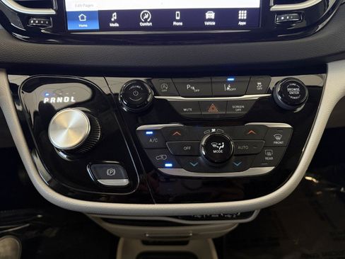Used 2023 Chrysler Pacifica Touring-L FWD image 39