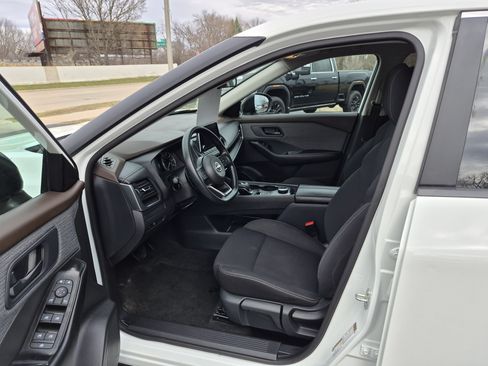 Used 2023 Nissan Rogue S AWD/4WD image 9