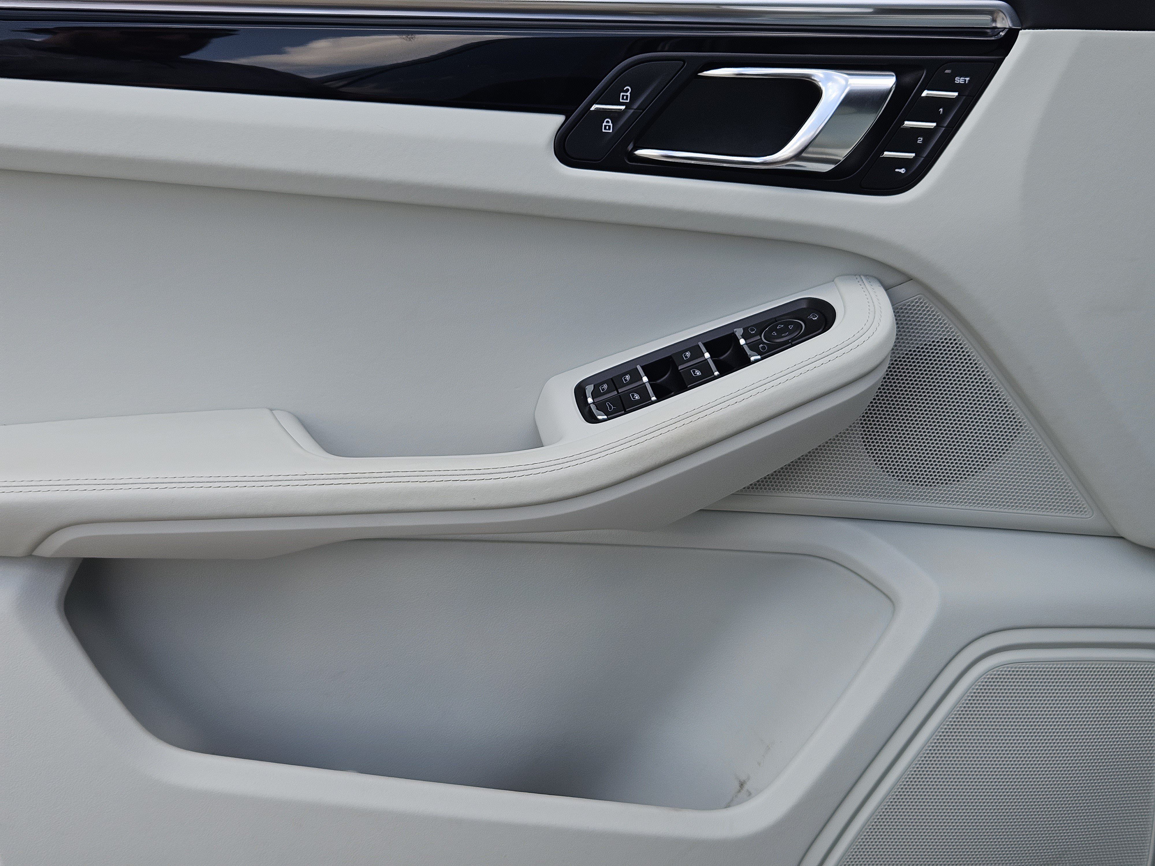 Certified 2023 Porsche Macan AWD/4WD image 22
