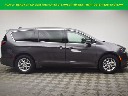 Used 2023 Chrysler Pacifica Touring-L image 12