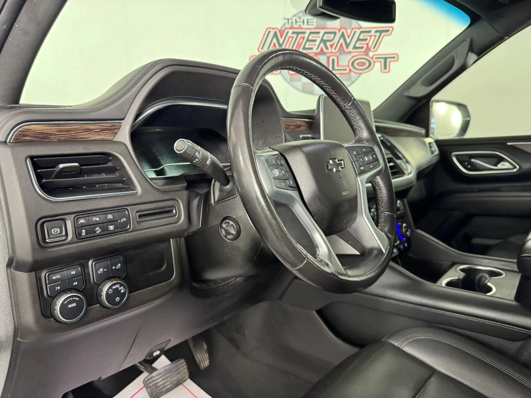Used 2022 Chevrolet Suburban Z71 w/ Luxury Package AWD/4WD image 10