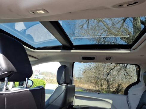 Used 2023 Chrysler Pacifica Limited image 18