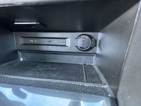 Certified 2024 Volkswagen Tiguan SE image 17