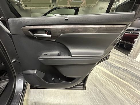 Used 2022 Toyota Highlander Limited image 45