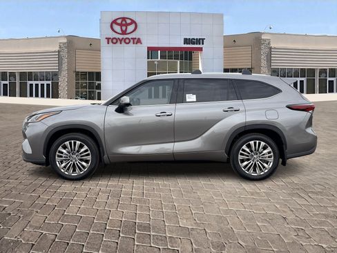 New 2026 Toyota Highlander Platinum image 3