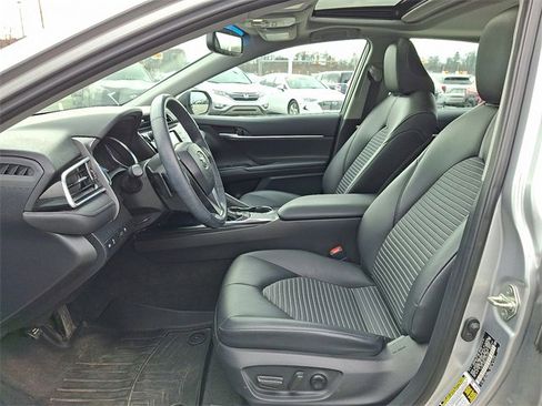 Used 2018 Toyota Camry SE w/ Moonroof Package image 9