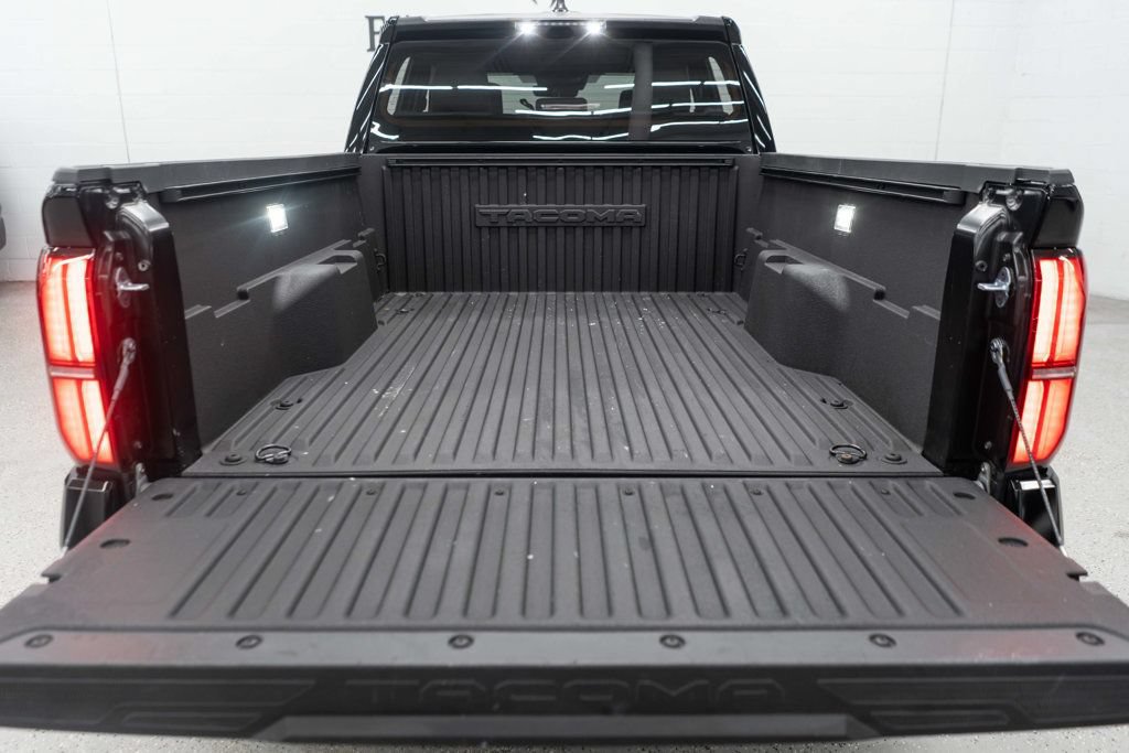 Used 2025 Toyota Tacoma SR5 AWD/4WD image 41