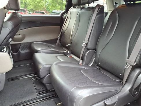 Used 2025 Kia Carnival FWD image 14